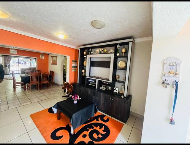 6 BEDROOM HOUSE FOR SALE IN WINCHESTER HILLS EXT 3